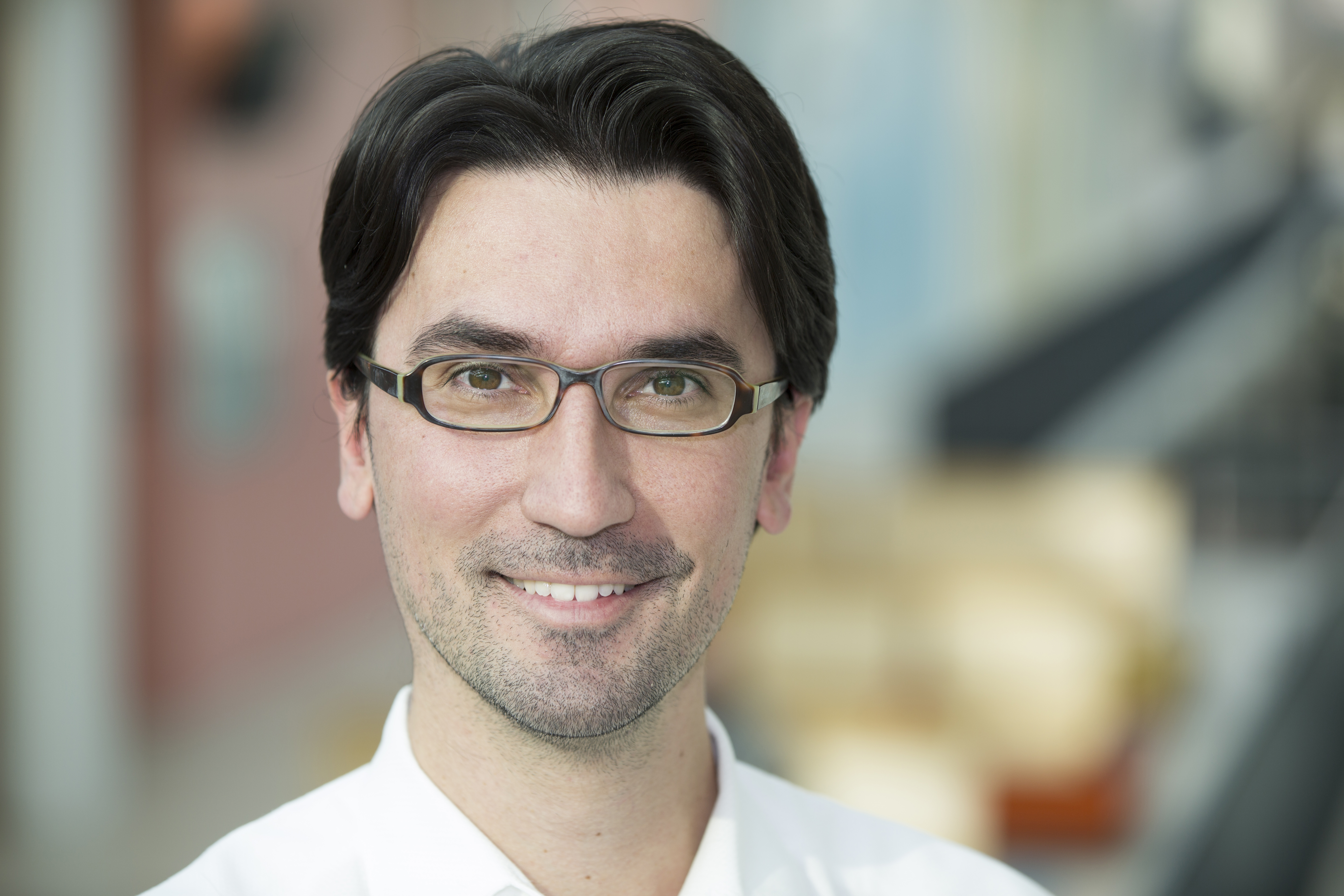 Dr. Mladen Regoda, Leiter der Spezialambulanz Ästhetische Zahnheilkunde Dr. Mladen Regoda, Leiter der Spezialambulanz Ästhetische Zahnheilkunde
