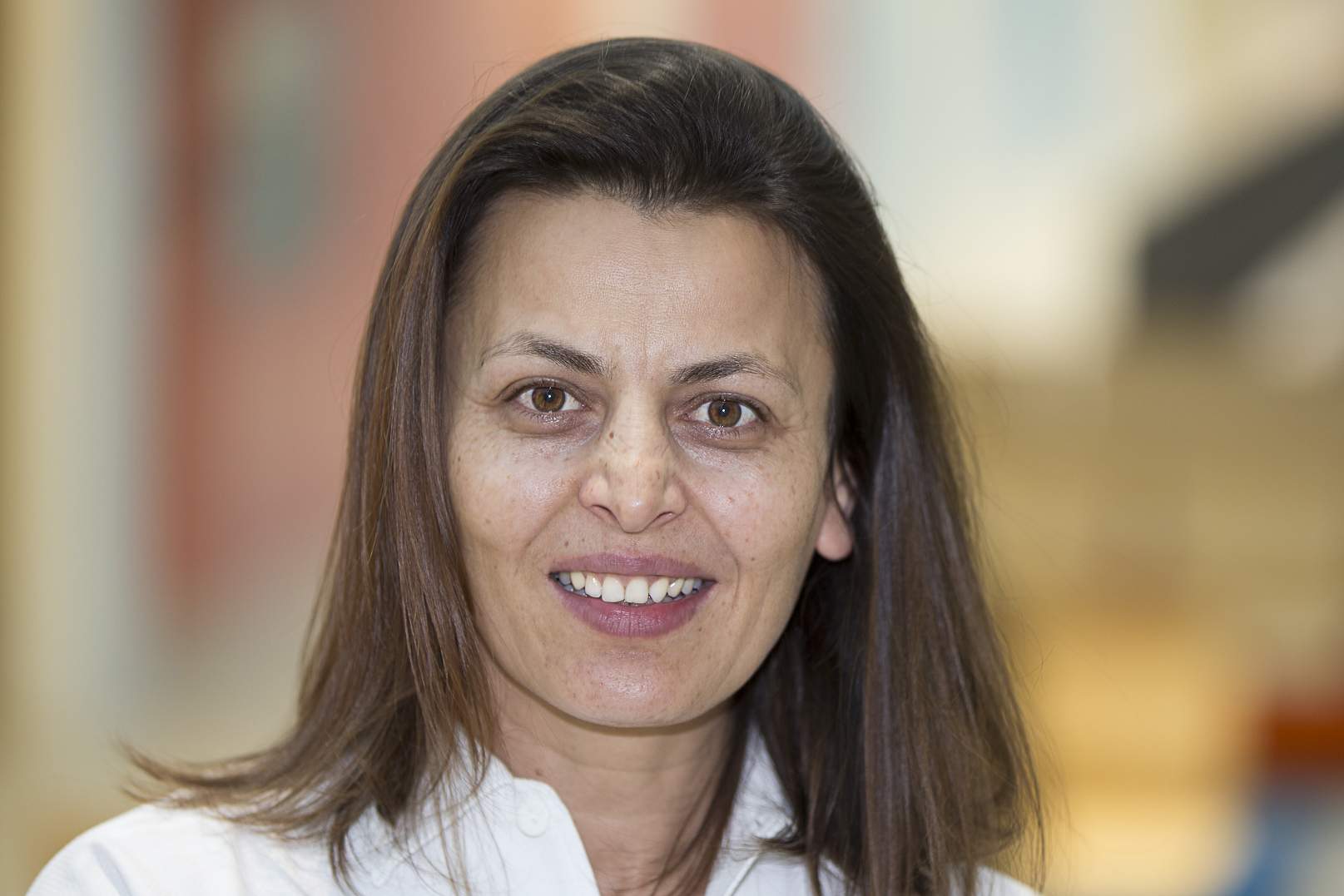 Dr.in Gülümser Altinkaynak, Leiterin der Spezialambulanz Mikroskopische Zahnheilkunde Dr.in Gülümser Altinkaynak, Leiterin der Spezialambulanz Mikroskopische Zahnheilkunde