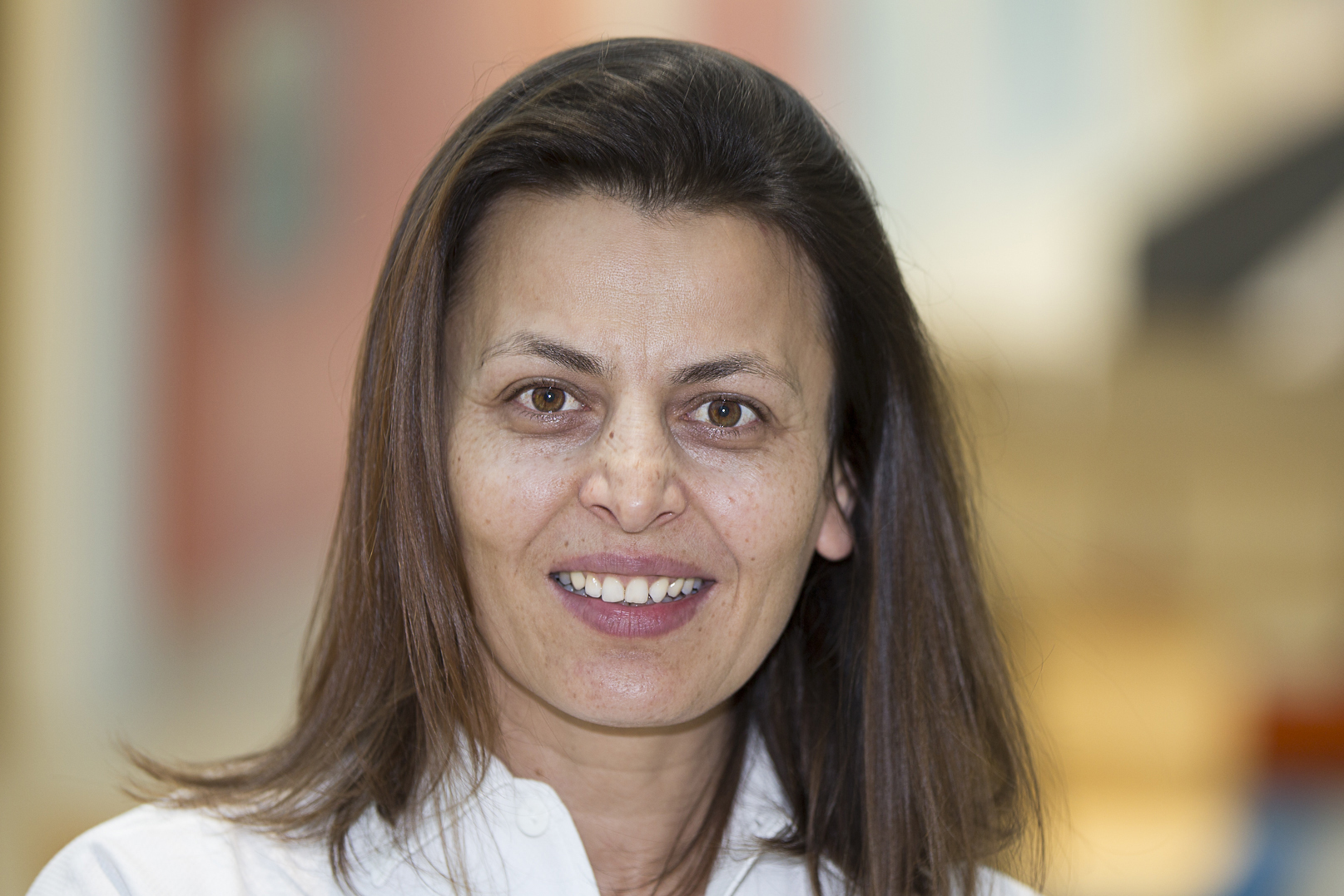 Dr.in Gülümser Altinkaynak, Leiterin der Spezialambulanz Mikroskopische Zahnheilkunde Dr.in Gülümser Altinkaynak, Leiterin der Spezialambulanz Mikroskopische Zahnheilkunde